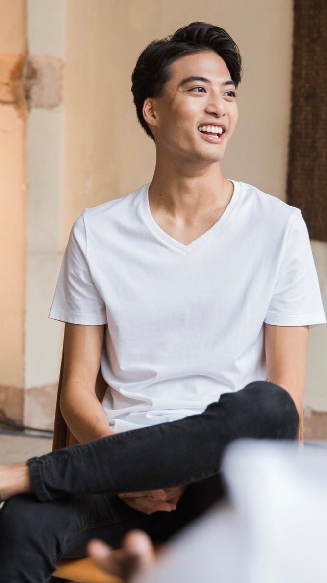 Supernova White V-neck.